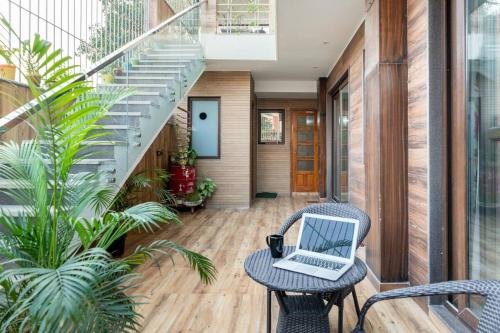 グルガオンにあるTIM Sector 51, ARTEMIS HOSPITAL 1 min walk, FORTIS & MEDANTA 4 mins driveのポーチの椅子に置かれたノートパソコン