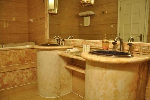 ein Badezimmer mit zwei Waschbecken und einer Badewanne in der Unterkunft Jinrong International Hotel in Shanghai
