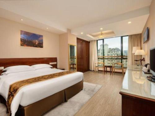 ein Hotelzimmer mit großem Bett und Badezimmer in der Unterkunft Jinrong International Hotel in Shanghai