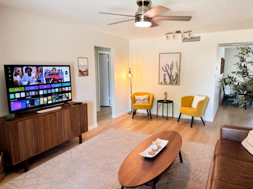 TV a/nebo společenská místnost v ubytování Hermosa Hideaway