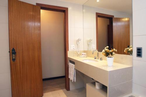 Bilik mandi di Mengo Palace Hotel