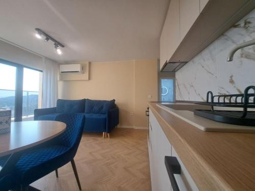 Una cocina y una sala de estar con un sofá azul. en sealovers, en Varna