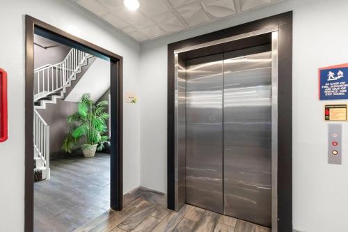 a elevator in a hallway with a staircase at Wingate by Wyndham Humble/Houston Intercontinental Airport in Humble