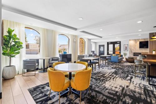 a lobby with chairs and tables and a living room at La Quinta Inn & Suites by Wyndham Santa Cruz in Santa Cruz