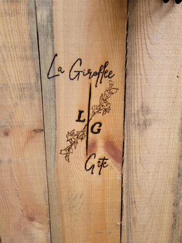 a wooden fence with the words a gratitude be off at Gîte La Giroflee in Meillonnas