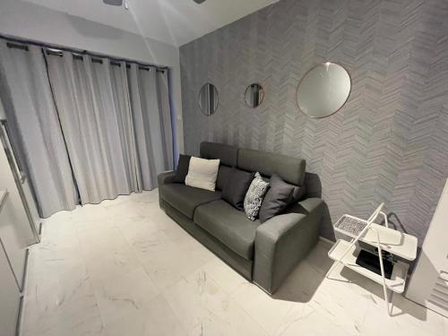 un salon avec un canapé et un miroir dans l'établissement Studio Château de la Mer, à Cannes