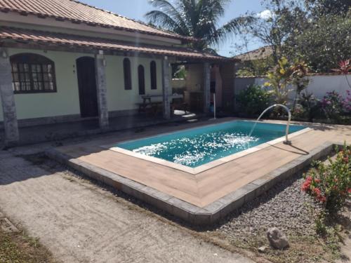 Swimmingpoolen hos eller tæt på Casa em poucos passos da praia de Jaconé