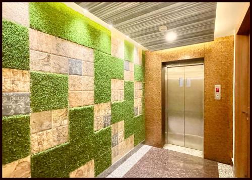 Koupelna v ubytování HOTEL KUVER # PALACE Near Sea Beach - Jagannath temple - Restaurant and Lift Facilities - Fully Air Conditioning Hotel - A Top Rated Hotel
