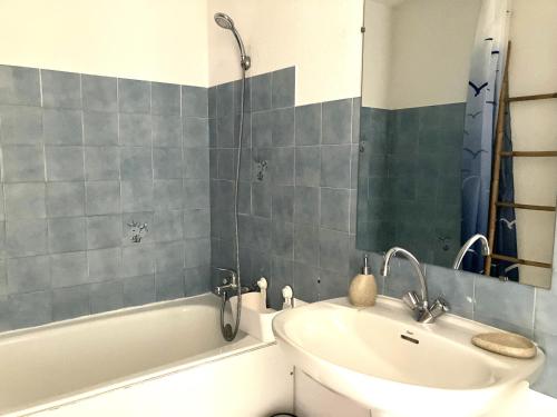 une salle de bain avec un lavabo, une baignoire et une douche dans l'établissement Au gré du vent - Saint Gilles Croix de Vie, à Saint-Gilles-Croix-de-Vie