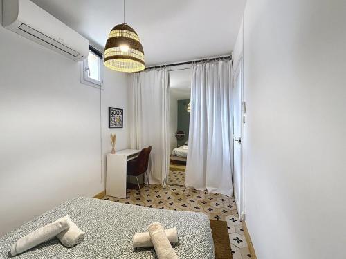 une chambre avec un lit avec deux serviettes dessus dans l'établissement Le BEHNA - Wi-Fi Apartment - Air Conditioning, à Narbonne
