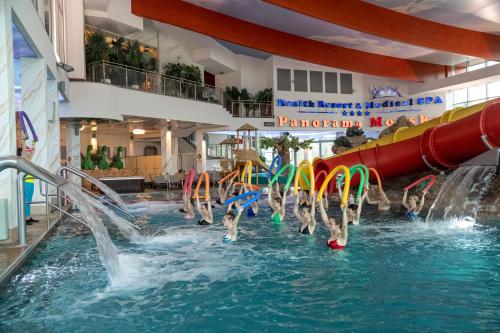 Kolam renang di atau dekat dengan Willa Posejdon - Aquapark Panorama Morska All Inclusive