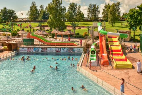 Kolam renang di atau dekat dengan Willa Posejdon - Aquapark Panorama Morska All Inclusive