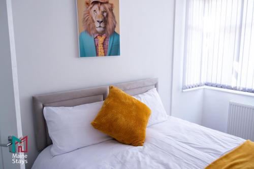 a bed with a picture of a lion on the wall at Modern 3 Bedroom Home, 6 beds, free parking, Wi-Fi, Netflix, Near Coventry City Centre & Hospital in Coventry