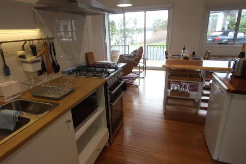 Kuchyň nebo kuchyňský kout v ubytování Spot the Sea eagle