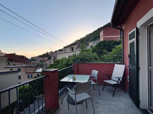 a patio with a table and chairs on a balcony at Locanda Ca Da Iride in Riomaggiore