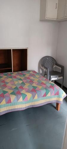 ナイロビにあるDam estate 20のベッド1台と椅子1脚