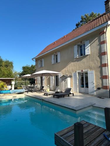 une piscine devant une maison dans l'établissement Villa avec piscine chauffée, à Soulac-sur-Mer