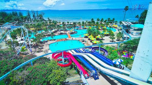 un parc d'attractions avec des montagnes russes et un parc aquatique dans l'établissement Pattaya Park Beach Resort, à Pattaya (sud)