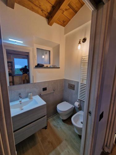 a bathroom with a sink and a toilet at Dimore d'Oltremare - Appartamenti Ponente in Lavagna