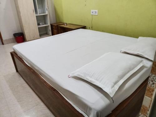 Ein Bett oder Betten in einem Zimmer der Unterkunft Hotel Deux