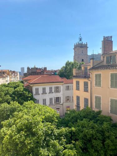 un groupe de bâtiments et d'arbres dans une ville dans l'établissement T3 Chaleureux - Vieux Toulon - Proche Port, à Toulon