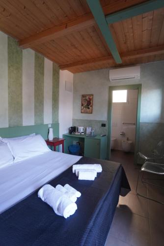 a bedroom with a bed with towels on it at Locanda Ca Da Iride in Riomaggiore