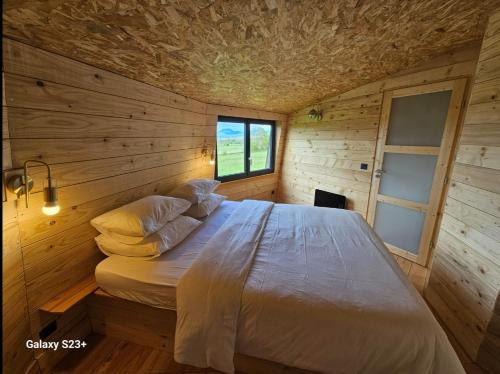Katil atau katil-katil dalam bilik di LOGIS LAS CROZAS Le Mousseron orientable