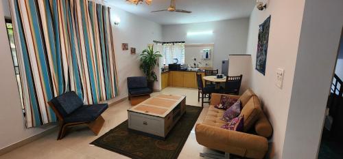 Ruang duduk di Sapphire Solitaire Homes
