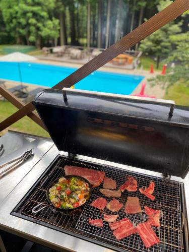 Ein für Gäste verfügbarer Grill im Resort