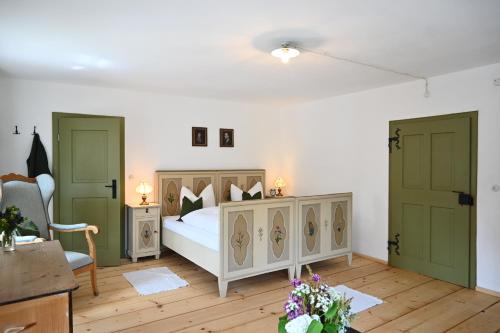 Un dormitorio con una cama con puertas verdes. en Siglhof am Pattenberg, en Bergen