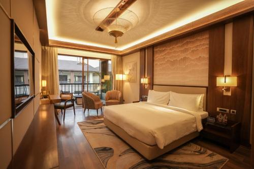 BalluānaにあるNoura Chandigarh - The Green Escapeのベッドとリビングルームのある寝室