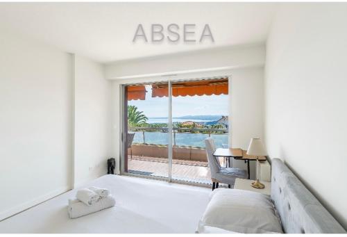ein Schlafzimmer mit Bett und Meerblick in der Unterkunft 2 pièces vue mer Nice ouest in Nizza
