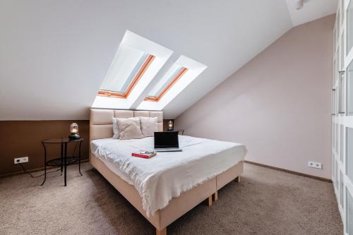 Ένα ή περισσότερα κρεβάτια σε δωμάτιο στο APARTAMENTY ISKRA