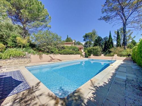 une piscine dans une cour avec une maison dans l'établissement Villa Eglantine, à Peymeinade
