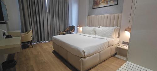 Una cama o camas en una habitación de Sapna Clarks Inn Lucknow