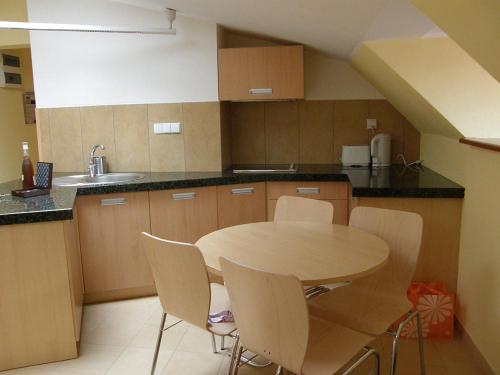 una cucina con tavolo, sedie e lavandino di Apartament 42 Loft - Pod Aniołem a Kazimierz Dolny