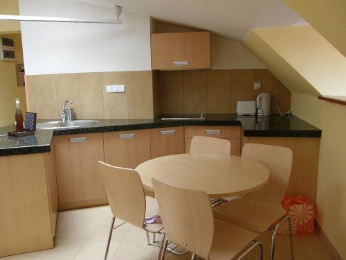 a kitchen with a table and chairs and a sink at Apartament 42 Loft - Pod Aniołem in Kazimierz Dolny