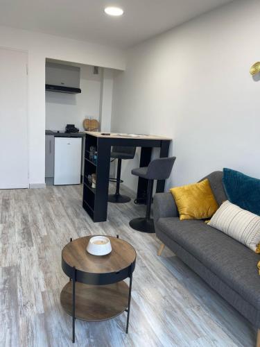 un salon avec un canapé et une table dans l'établissement air-conditioned studio in Marseille, à Marseille