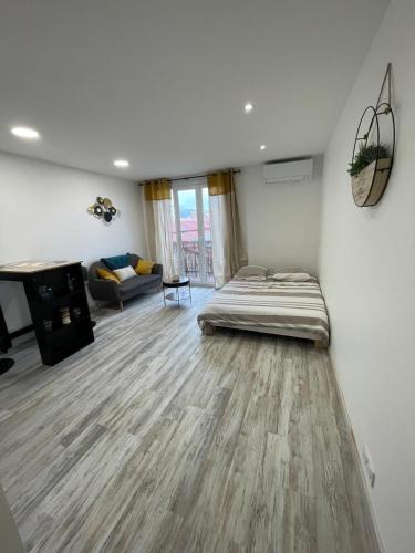 une chambre avec un lit et un salon dans l'établissement air-conditioned studio in Marseille, à Marseille