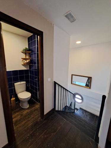a bathroom with a toilet and a stairwell with a toilet sidx sidx at Finca para eventos y complejo rural Mi Cobijo in Fuentelviejo