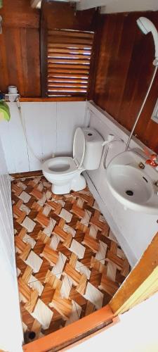 a bathroom with a toilet and a sink at Semi Phinisi boat Labuan Bajo Komodo Tour in Pulau Kukusan