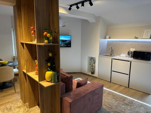 a living room with a couch and a kitchen at Grey Residence in Drobeta-Turnu Severin
