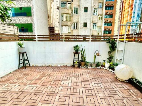 Uma varanda ou terraço em Standard studio Room with RoofTop near LKF central