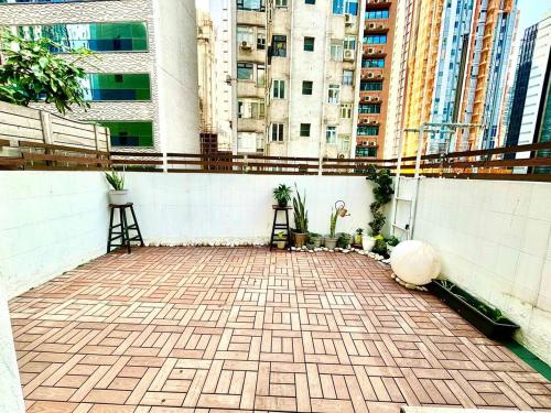 Uma varanda ou terraço em Standard studio Room with RoofTop near LKF central