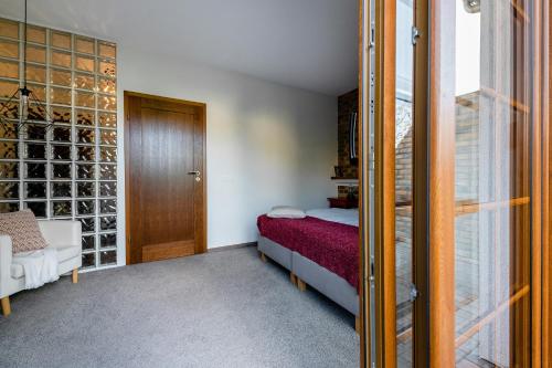 Ένα ή περισσότερα κρεβάτια σε δωμάτιο στο APARTAMENTY ISKRA