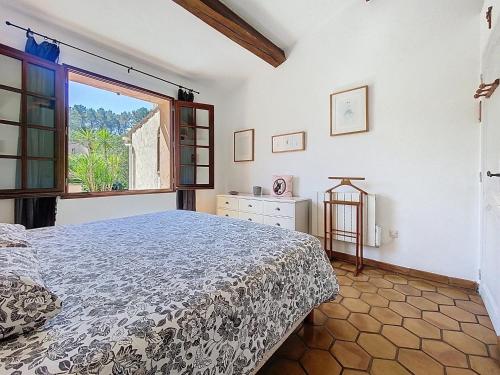 une chambre avec un lit et une fenêtre dans l'établissement Villa Eglantine, à Peymeinade
