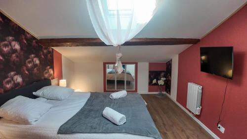 une chambre avec un grand lit avec des oreillers blancs dans l'établissement COSY APPARTEMENT 1 CHAMBRE l Netflix l Terrasse, à Castres