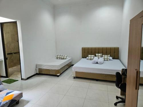 ein Schlafzimmer mit zwei Betten in einem Zimmer in der Unterkunft Grand Valora 1 in Semarang