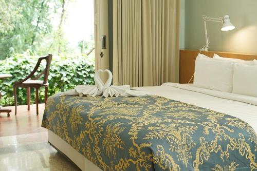 Un pat sau paturi într-o cameră la Kaliandra Resort & Organic Farm