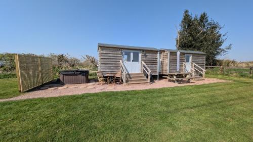 a couple of modular homes in a yard at Shepherd's View in Ross on Wye